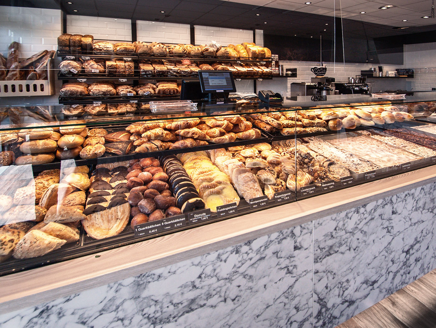 hbplus.-Ladenbau-Bäckerei-Café-Benter-2